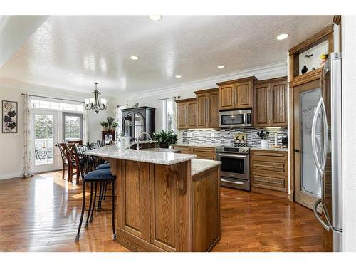 7101 Cobb Street, Lacombe, AB - Indoor Photo Showing Kitchen With Upgraded Kitchen