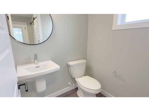 50 Inglis Crescent, Sylvan Lake, AB - Indoor Photo Showing Bathroom