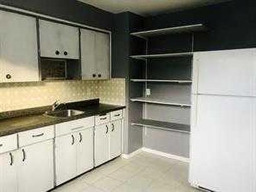 605-4719 33 Street, Red Deer, AB - Indoor Photo Showing Kitchen