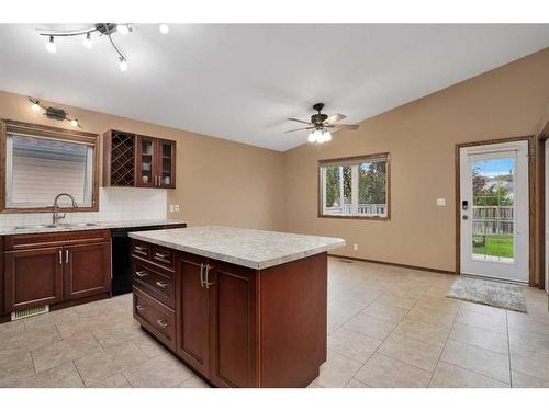 97 Kingston Drive, Red Deer, AB - Indoor Photo Showing Kitchen