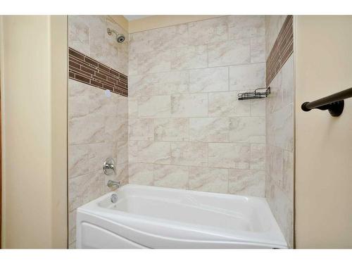 97 Kingston Drive, Red Deer, AB - Indoor Photo Showing Bathroom