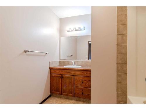 65 Rolling Hills Ridge, Blackfalds, AB - Indoor Photo Showing Bathroom