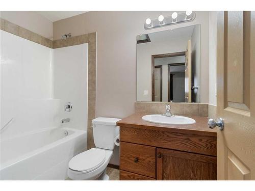 65 Rolling Hills Ridge, Blackfalds, AB - Indoor Photo Showing Bathroom