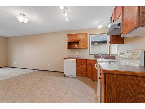 65 Rolling Hills Ridge, Blackfalds, AB - Indoor Photo Showing Kitchen