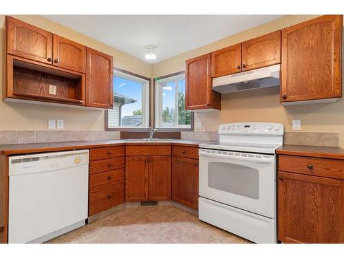 65 Rolling Hills Ridge, Blackfalds, AB - Indoor Photo Showing Kitchen