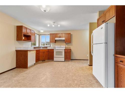 65 Rolling Hills Ridge, Blackfalds, AB - Indoor Photo Showing Kitchen