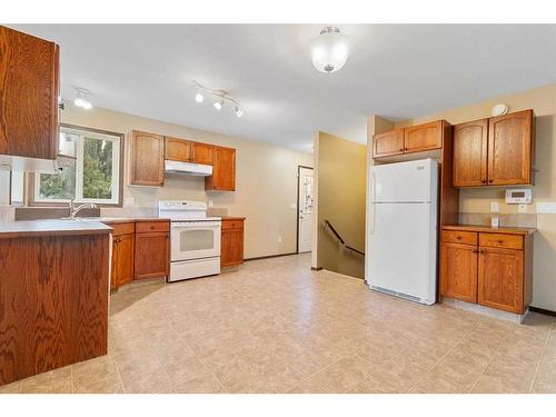 65 Rolling Hills Ridge, Blackfalds, AB - Indoor Photo Showing Kitchen With Double Sink