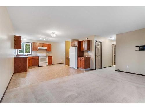 65 Rolling Hills Ridge, Blackfalds, AB - Indoor Photo Showing Kitchen