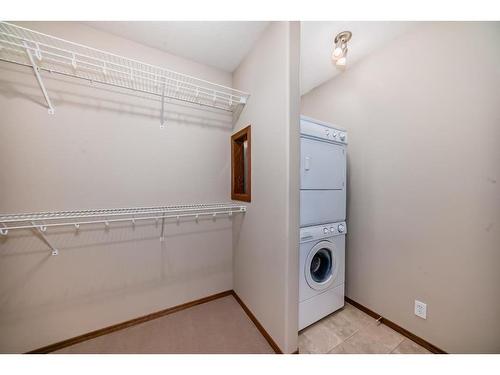 10-51 Carpenter Street, Red Deer, AB - Indoor Photo Showing Laundry Room