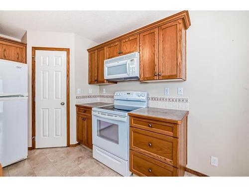 10-51 Carpenter Street, Red Deer, AB - Indoor Photo Showing Kitchen