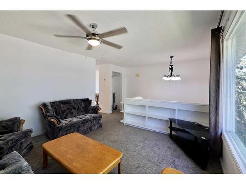 4806 48 Avenue, Forestburg, AB - Indoor Photo Showing Living Room