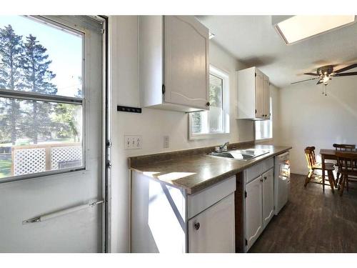 4806 48 Avenue, Forestburg, AB - Indoor Photo Showing Kitchen