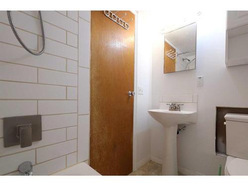 4806 48 Avenue, Forestburg, AB - Indoor Photo Showing Bathroom