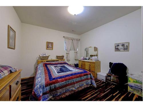 445075 Range Road 10, Rural Ponoka County, AB - Indoor Photo Showing Bedroom