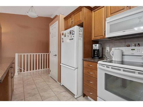 19-5405 39 Avenue, Camrose, AB - Indoor Photo Showing Kitchen