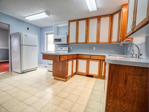 228 2 Avenue Ne, Three Hills, AB - Indoor Photo Showing Kitchen