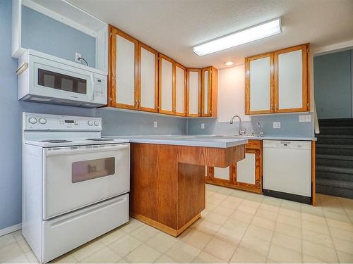 228 2 Avenue Ne, Three Hills, AB - Indoor Photo Showing Kitchen