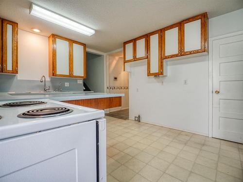 228 2 Avenue Ne, Three Hills, AB - Indoor Photo Showing Kitchen