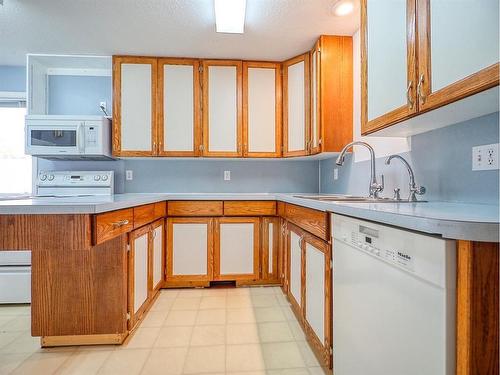 228 2 Avenue Ne, Three Hills, AB - Indoor Photo Showing Kitchen