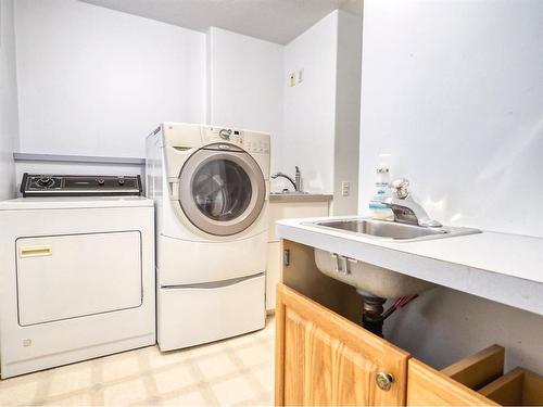 228 2 Avenue Ne, Three Hills, AB - Indoor Photo Showing Laundry Room