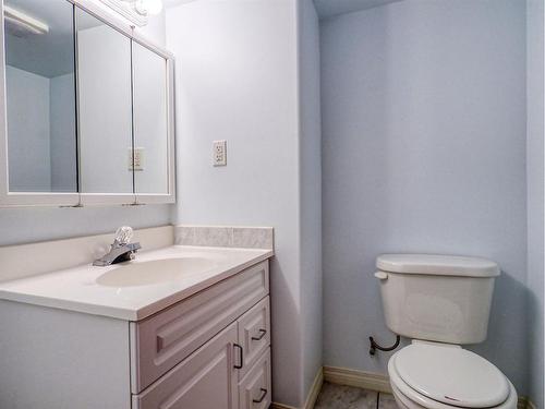 228 2 Avenue Ne, Three Hills, AB - Indoor Photo Showing Bathroom