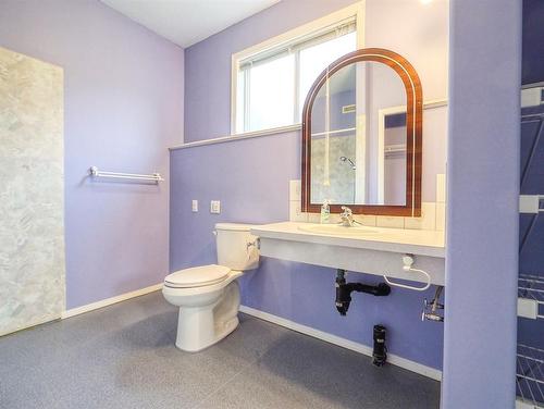 228 2 Avenue Ne, Three Hills, AB - Indoor Photo Showing Bathroom