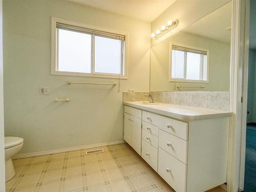 228 2 Avenue Ne, Three Hills, AB - Indoor Photo Showing Bathroom