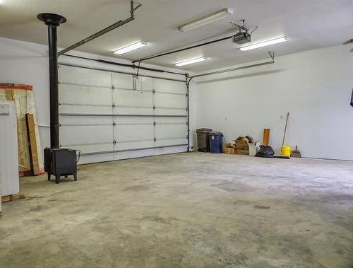 228 2 Avenue Ne, Three Hills, AB - Indoor Photo Showing Garage