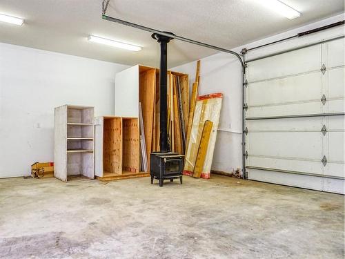 228 2 Avenue Ne, Three Hills, AB - Indoor Photo Showing Garage