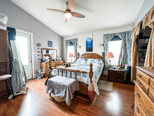 6018 52 Avenue, Stettler, AB - Indoor Photo Showing Bedroom