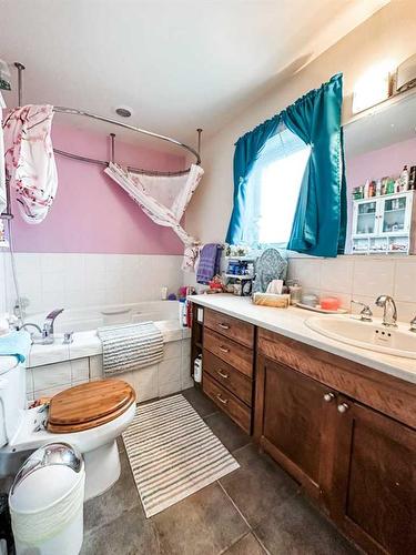 6018 52 Avenue, Stettler, AB - Indoor Photo Showing Bathroom