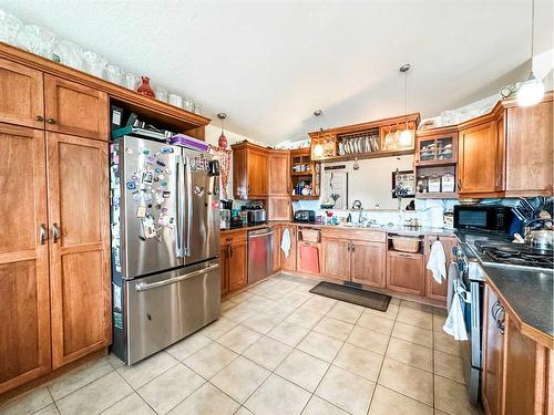 6018 52 Avenue, Stettler, AB - Indoor Photo Showing Kitchen