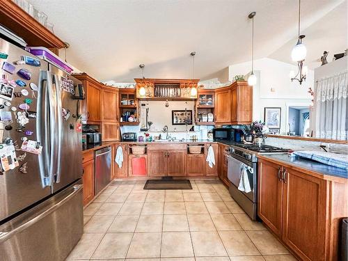 6018 52 Avenue, Stettler, AB - Indoor Photo Showing Kitchen With Double Sink