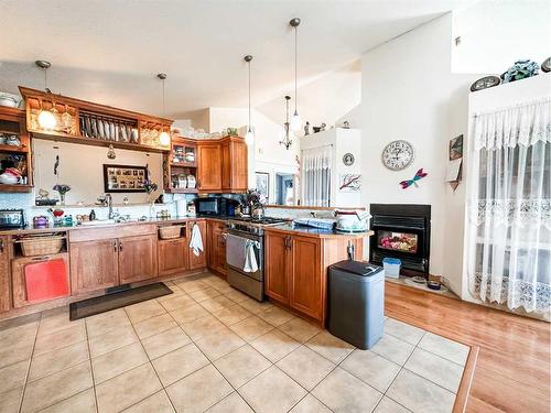 6018 52 Avenue, Stettler, AB - Indoor Photo Showing Kitchen