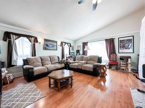 6018 52 Avenue, Stettler, AB - Indoor Photo Showing Living Room