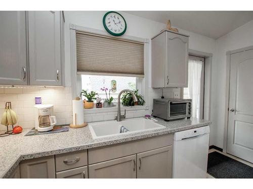 85 Kendrew Drive, Red Deer, AB - Indoor Photo Showing Kitchen