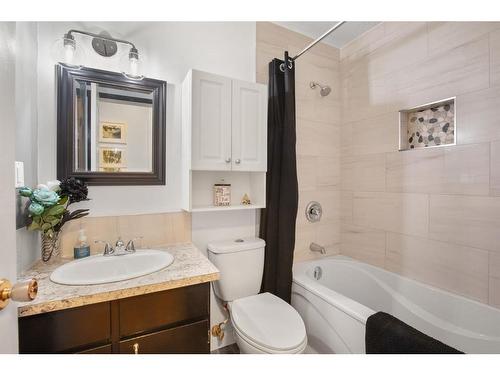 32 Rutherford Drive, Red Deer, AB - Indoor Photo Showing Bathroom