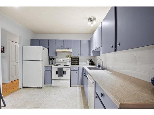 32 Rutherford Drive, Red Deer, AB - Indoor Photo Showing Kitchen With Double Sink