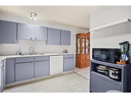 32 Rutherford Drive, Red Deer, AB - Indoor Photo Showing Kitchen