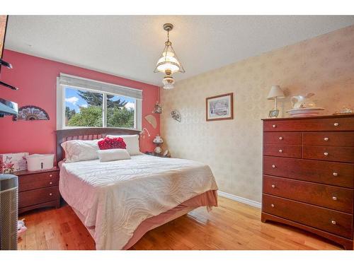 32 Rutherford Drive, Red Deer, AB - Indoor Photo Showing Bedroom