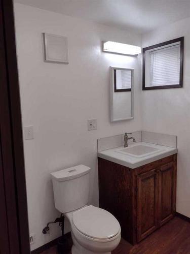 1502 40 Street Se, Calgary, AB - Indoor Photo Showing Bathroom