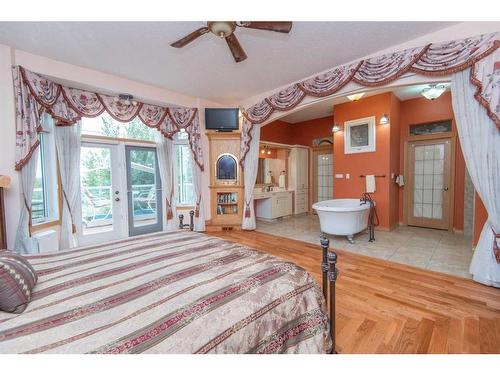 36075 Range Road 281, Rural Red Deer County, AB - Indoor Photo Showing Bedroom