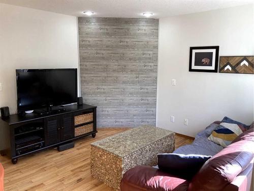 5 Randall Street, Red Deer, AB - Indoor Photo Showing Living Room