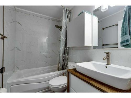 25 Dumas Crescent, Red Deer, AB - Indoor Photo Showing Bathroom