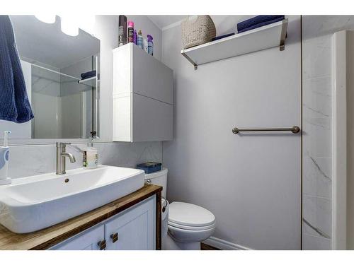 25 Dumas Crescent, Red Deer, AB - Indoor Photo Showing Bathroom