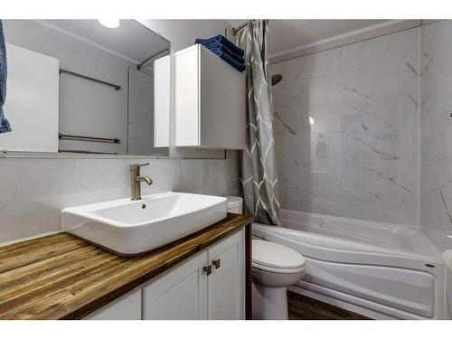 25 Dumas Crescent, Red Deer, AB - Indoor Photo Showing Bathroom