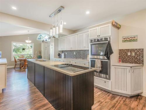 A&B 48472 Rge Rd 252, Rural Leduc County, AB - Indoor Photo Showing Kitchen With Double Sink