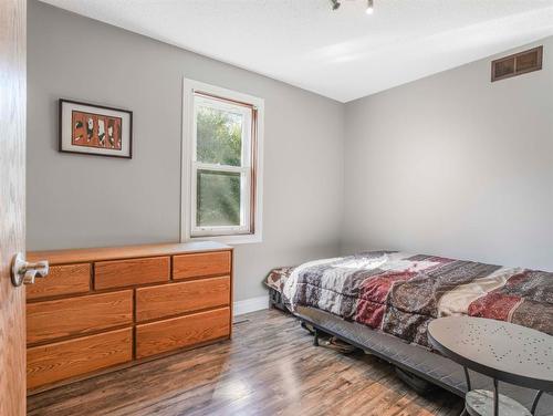 A&B 48472 Rge Rd 252, Rural Leduc County, AB - Indoor Photo Showing Bedroom