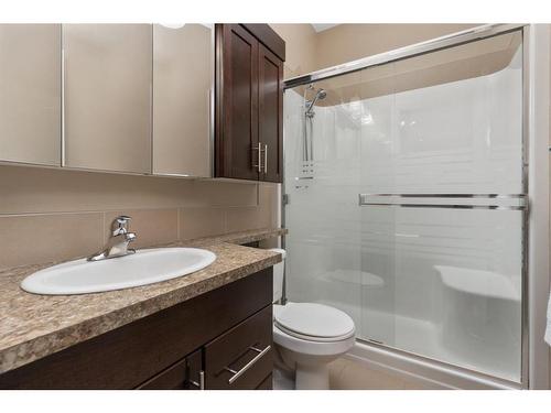 9-5021 34 Avenue, Camrose, AB - Indoor Photo Showing Bathroom