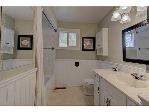 25566 Highway 42, Rural Red Deer County, AB - Indoor Photo Showing Bathroom